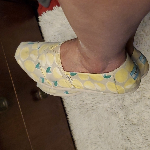 2 pairs TOMS  shoes , size 8 - Picture 9 of 9